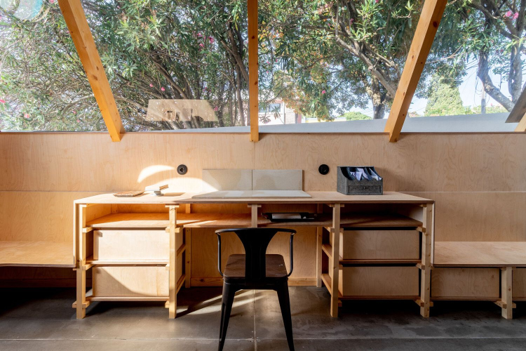 Mala kancelarija zasnovana na hygge konceptu je dobro osvetljeno mesto za rad